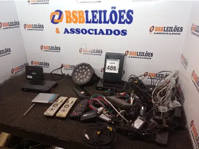 LOTE 486 - 01 LOTE COM ELETRÔNICOS DIVERSOS E 01 LUMINÁRIA DE LED. (NO ESTADO) ATENÇÃO! FAZER A VISITAÇÃO ANTES DE ARREMATAR, NÃO SABEMOS SE FUNCIONA. LEILÃO NÃO TEM GARANTIA E NEM DEVOLUÇÃO, SUJEITO A POSSÍVEIS AVARIAS VISÍVEIS/OCULTAS E/OU AUSÊNCIA DE COMPONENTES.
