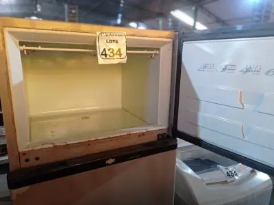 LOTE 434 - 01 GELADEIRA BRASTEMP 220V. (NO ESTADO) ATENÇÃO! FAZER A VISITAÇÃO ANTES DE ARREMATAR, NÃO SABEMOS SE FUNCIONA. LEILÃO NÃO TEM GARANTIA E NEM DEVOLUÇÃO, SUJEITO A POSSÍVEIS AVARIAS VISÍVEIS/OCULTAS E/OU AUSÊNCIA DE COMPONENTES.