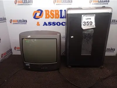 LOTE 359 - 01 FRAGMENTADORA DE PAPEL MARCA VIPBRAZIL E 01 TV DE TUBO MARCA PHILIPS. (NO ESTADO) ATENÇÃO! FAZER A VISITAÇÃO ANTES DE ARREMATAR, NÃO SABEMOS SE FUNCIONA. LEILÃO NÃO TEM GARANTIA E NEM DEVOLUÇÃO, SUJEITO A POSSÍVEIS AVARIAS VISÍVEIS/OCULTAS E/OU AUSÊNCIA DE COMPONENTES.