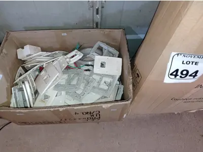 LOTE 494 - 01 LOTE C/GRANDE QUANTIDADE DE LUMINÁRIAS E MATERIAIS DIVERSOS. (NO ESTADO) ATENÇÃO! FAZER A VISITAÇÃO ANTES DE ARREMATAR, NÃO SABEMOS SE FUNCIONA. LEILÃO NÃO TEM GARANTIA E NEM DEVOLUÇÃO, SUJEITO A POSSÍVEIS AVARIAS VISÍVEIS/OCULTAS E/OU AUSÊNCIA DE COMPONENTES.