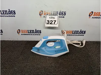 LOTE 327 - 01 FERRO A VAPOR P/ PASSAR ROUPAS ELECTROLUX COR BRANCA C/AZUL (NOVO). (NO ESTADO) ATENÇÃO! FAZER A VISITAÇÃO ANTES DE ARREMATAR, NÃO SABEMOS SE FUNCIONA. LEILÃO NÃO TEM GARANTIA E NEM DEVOLUÇÃO, SUJEITO A POSSÍVEIS AVARIAS VISÍVEIS/OCULTAS E/OU AUSÊNCIA DE COMPONENTES.