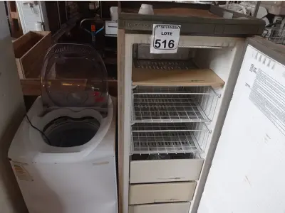 LOTE 516 - 01 MÁQUINA DE LAVAR ROUPAS ELECTROLUX E 01 GELADEIRA PROSDÓCIMO. (NO ESTADO) ATENÇÃO! FAZER A VISITAÇÃO ANTES DE ARREMATAR, NÃO SABEMOS SE FUNCIONA. LEILÃO NÃO TEM GARANTIA E NEM DEVOLUÇÃO, SUJEITO A POSSÍVEIS AVARIAS VISÍVEIS/OCULTAS E/OU AUSÊNCIA DE COMPONENTES.