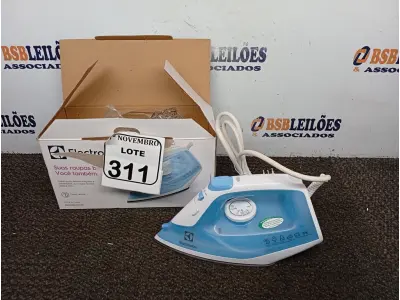 LOTE 311 - 01 FERRO A VAPOR DE PASSAR ROUPAS ELECTROLUX COR BRANCA C/ AZUL (NOVO). (NO ESTADO) ATENÇÃO! FAZER A VISITAÇÃO ANTES DE ARREMATAR, NÃO SABEMOS SE FUNCIONA. LEILÃO NÃO TEM GARANTIA E NEM DEVOLUÇÃO, SUJEITO A POSSÍVEIS AVARIAS VISÍVEIS/OCULTAS E/OU AUSÊNCIA DE COMPONENTES.