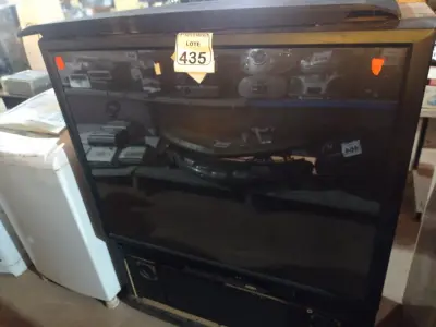 LOTE 435 - 01 TV DE TUBO ANTIGA MARCA PIONEER. (NO ESTADO) ATENÇÃO! FAZER A VISITAÇÃO ANTES DE ARREMATAR, NÃO SABEMOS SE FUNCIONA. LEILÃO NÃO TEM GARANTIA E NEM DEVOLUÇÃO, SUJEITO A POSSÍVEIS AVARIAS VISÍVEIS/OCULTAS E/OU AUSÊNCIA DE COMPONENTES.