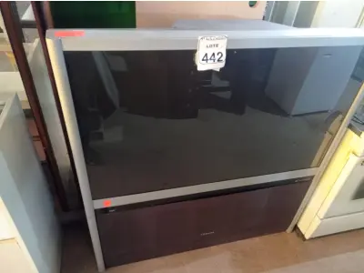LOTE 442 - 01 TV DE TUBO ANTIGA MARCA TOSHIBA. (NO ESTADO) ATENÇÃO! FAZER A VISITAÇÃO ANTES DE ARREMATAR, NÃO SABEMOS SE FUNCIONA. LEILÃO NÃO TEM GARANTIA E NEM DEVOLUÇÃO, SUJEITO A POSSÍVEIS AVARIAS VISÍVEIS/OCULTAS E/OU AUSÊNCIA DE COMPONENTES.