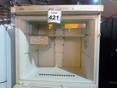 LOTE 421 - 01 GELADEIRA MARCA BOSCH P/RETIRADA DE PEÇAS. (NO ESTADO) ATENÇÃO! FAZER A VISITAÇÃO ANTES DE ARREMATAR, NÃO SABEMOS SE FUNCIONA. LEILÃO NÃO TEM GARANTIA E NEM DEVOLUÇÃO, SUJEITO A POSSÍVEIS AVARIAS VISÍVEIS/OCULTAS E/OU AUSÊNCIA DE COMPONENTES.