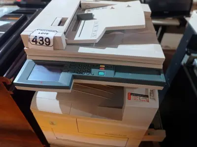 LOTE 439 - 01 COPIADORA MULTIFUNCIONAL MODELO WORKCENTER PRO 423. (NO ESTADO) ATENÇÃO! FAZER A VISITAÇÃO ANTES DE ARREMATAR, NÃO SABEMOS SE FUNCIONA. LEILÃO NÃO TEM GARANTIA E NEM DEVOLUÇÃO, SUJEITO A POSSÍVEIS AVARIAS VISÍVEIS/OCULTAS E/OU AUSÊNCIA DE COMPONENTES.