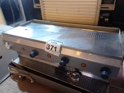 LOTE 371 - 01 MÁQUINA DE CAFÉ EXPRESSO EM INOX INDUSTRIAL. (NO ESTADO) ATENÇÃO! FAZER A VISITAÇÃO ANTES DE ARREMATAR, NÃO SABEMOS SE FUNCIONA. LEILÃO NÃO TEM GARANTIA E NEM DEVOLUÇÃO, SUJEITO A POSSÍVEIS AVARIAS VISÍVEIS/OCULTAS E/OU AUSÊNCIA DE COMPONENTES.