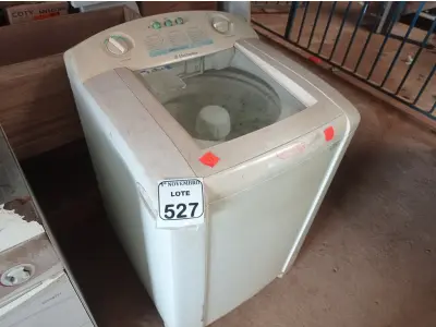 LOTE 527 - 01 MÁQUINA DE LAVAR ROUPAS ELECTROLUX 09KG. (NO ESTADO) ATENÇÃO! FAZER A VISITAÇÃO ANTES DE ARREMATAR, NÃO SABEMOS SE FUNCIONA. LEILÃO NÃO TEM GARANTIA E NEM DEVOLUÇÃO, SUJEITO A POSSÍVEIS AVARIAS VISÍVEIS/OCULTAS E/OU AUSÊNCIA DE COMPONENTES.