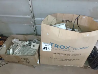 LOTE 494 - 01 LOTE C/GRANDE QUANTIDADE DE LUMINÁRIAS E MATERIAIS DIVERSOS. (NO ESTADO) ATENÇÃO! FAZER A VISITAÇÃO ANTES DE ARREMATAR, NÃO SABEMOS SE FUNCIONA. LEILÃO NÃO TEM GARANTIA E NEM DEVOLUÇÃO, SUJEITO A POSSÍVEIS AVARIAS VISÍVEIS/OCULTAS E/OU AUSÊNCIA DE COMPONENTES.