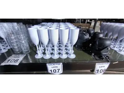 LOTE 107 - 30 TACAS EM PLÁSTICO PARA CHAMPANHEIRA COR BRANCA. (NO ESTADO) ATENÇÃO! FAZER A VISITAÇÃO ANTES DE ARREMATAR, NÃO SABEMOS SE FUNCIONA. LEILÃO NÃO TEM GARANTIA E NEM DEVOLUÇÃO, SUJEITO A POSSÍVEIS AVARIAS VISÍVEIS/OCULTAS E/OU AUSÊNCIA DE COMPONENTES.