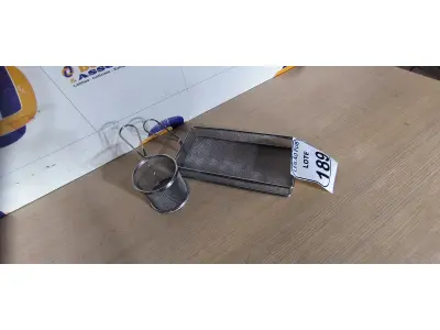 LOTE 189 - 02 CESTAS PARA ALIMENTOS. (NO ESTADO) ATENÇÃO! FAZER A VISITAÇÃO ANTES DE ARREMATAR, NÃO SABEMOS SE FUNCIONA. LEILÃO NÃO TEM GARANTIA E NEM DEVOLUÇÃO, SUJEITO A POSSÍVEIS AVARIAS VISÍVEIS/OCULTAS E/OU AUSÊNCIA DE COMPONENTES.