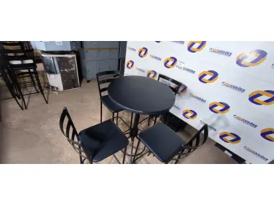 LOTE 060 - 01 MESA BISTRÔ COM 04 BANQUETAS ALTAS. (NO ESTADO) ATENÇÃO! FAZER A VISITAÇÃO ANTES DE ARREMATAR, NÃO SABEMOS SE FUNCIONA. LEILÃO NÃO TEM GARANTIA E NEM DEVOLUÇÃO, SUJEITO A POSSÍVEIS AVARIAS VISÍVEIS/OCULTAS E/OU AUSÊNCIA DE COMPONENTES.