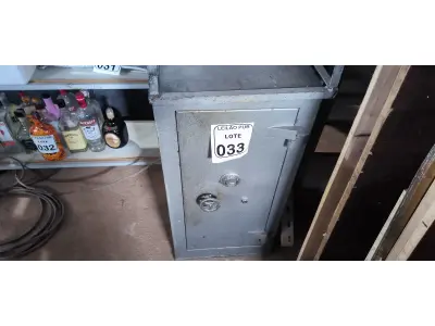 LOTE 033 - 01 COFRE COM BOCA DE LOBO E COM SENHA . (NO ESTADO) ATENÇÃO! FAZER A VISITAÇÃO ANTES DE ARREMATAR, NÃO SABEMOS SE FUNCIONA. LEILÃO NÃO TEM GARANTIA E NEM DEVOLUÇÃO, SUJEITO A POSSÍVEIS AVARIAS VISÍVEIS/OCULTAS E/OU AUSÊNCIA DE COMPONENTES.