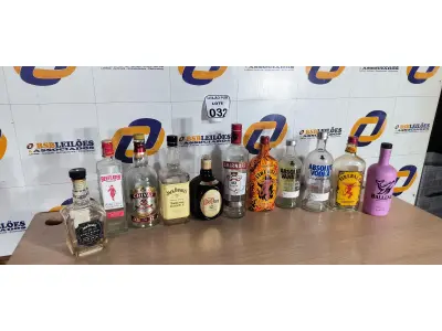LOTE 032 - 12 GARRAFAS DIVERSAS PARA ENFEITE. (NO ESTADO) ATENÇÃO! FAZER A VISITAÇÃO ANTES DE ARREMATAR, NÃO SABEMOS SE FUNCIONA. LEILÃO NÃO TEM GARANTIA E NEM DEVOLUÇÃO, SUJEITO A POSSÍVEIS AVARIAS VISÍVEIS/OCULTAS E/OU AUSÊNCIA DE COMPONENTES.