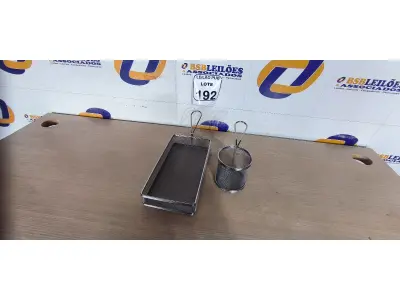 LOTE 192 - 02 CESTAS PARA ALIMENTOS. (NO ESTADO) ATENÇÃO! FAZER A VISITAÇÃO ANTES DE ARREMATAR, NÃO SABEMOS SE FUNCIONA. LEILÃO NÃO TEM GARANTIA E NEM DEVOLUÇÃO, SUJEITO A POSSÍVEIS AVARIAS VISÍVEIS/OCULTAS E/OU AUSÊNCIA DE COMPONENTES.
