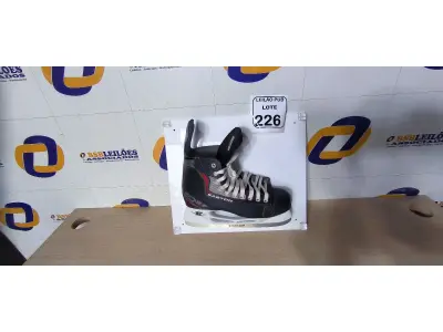 LOTE 226 - 01 LADO DO PAR DE PATINS PARA GELO PARA DECORAÇÃO. (NO ESTADO) ATENÇÃO! FAZER A VISITAÇÃO ANTES DE ARREMATAR, NÃO SABEMOS SE FUNCIONA. LEILÃO NÃO TEM GARANTIA E NEM DEVOLUÇÃO, SUJEITO A POSSÍVEIS AVARIAS VISÍVEIS/OCULTAS E/OU AUSÊNCIA DE COMPONENTES.