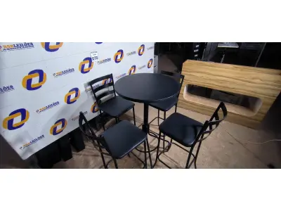 LOTE 070 - 01 MESA BISTRÔ COM 04 BANQUETAS ALTA. (NO ESTADO) ATENÇÃO! FAZER A VISITAÇÃO ANTES DE ARREMATAR, NÃO SABEMOS SE FUNCIONA. LEILÃO NÃO TEM GARANTIA E NEM DEVOLUÇÃO, SUJEITO A POSSÍVEIS AVARIAS VISÍVEIS/OCULTAS E/OU AUSÊNCIA DE COMPONENTES.