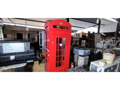 LOTE 039 - 01 CABINE TELEFÔNICA INGLESA NA COR VERMELHA. (NO ESTADO) ATENÇÃO! FAZER A VISITAÇÃO ANTES DE ARREMATAR, NÃO SABEMOS SE FUNCIONA. LEILÃO NÃO TEM GARANTIA E NEM DEVOLUÇÃO, SUJEITO A POSSÍVEIS AVARIAS VISÍVEIS/OCULTAS E/OU AUSÊNCIA DE COMPONENTES.