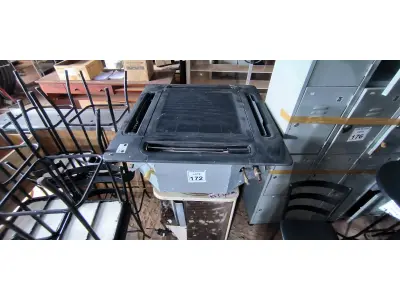 LOTE 172 - 01 AR CONDICIONADO COM EVAPORADORA DE TETO K7. (NO ESTADO) ATENÇÃO! FAZER A VISITAÇÃO ANTES DE ARREMATAR, NÃO SABEMOS SE FUNCIONA. LEILÃO NÃO TEM GARANTIA E NEM DEVOLUÇÃO, SUJEITO A POSSÍVEIS AVARIAS VISÍVEIS/OCULTAS E/OU AUSÊNCIA DE COMPONENTES.