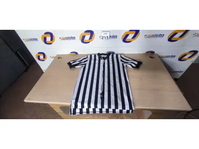 LOTE 211 - 01 CAMISA DE JUIZ PARA DECORAÇÃO. (NO ESTADO) ATENÇÃO! FAZER A VISITAÇÃO ANTES DE ARREMATAR, NÃO SABEMOS SE FUNCIONA. LEILÃO NÃO TEM GARANTIA E NEM DEVOLUÇÃO, SUJEITO A POSSÍVEIS AVARIAS VISÍVEIS/OCULTAS E/OU AUSÊNCIA DE COMPONENTES.