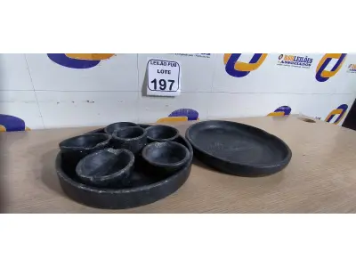 LOTE 197 - 01 CAÇAROLA DE PEDRA COM MOLHEIRAS E 01 PRATO DE PEDRA. (NO ESTADO) ATENÇÃO! FAZER A VISITAÇÃO ANTES DE ARREMATAR, NÃO SABEMOS SE FUNCIONA. LEILÃO NÃO TEM GARANTIA E NEM DEVOLUÇÃO, SUJEITO A POSSÍVEIS AVARIAS VISÍVEIS/OCULTAS E/OU AUSÊNCIA DE COMPONENTES.