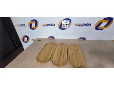 LOTE 227 - 03 BANDEJAS EM MADEIRA. (NO ESTADO) ATENÇÃO! FAZER A VISITAÇÃO ANTES DE ARREMATAR, NÃO SABEMOS SE FUNCIONA. LEILÃO NÃO TEM GARANTIA E NEM DEVOLUÇÃO, SUJEITO A POSSÍVEIS AVARIAS VISÍVEIS/OCULTAS E/OU AUSÊNCIA DE COMPONENTES.