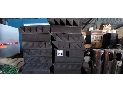 LOTE 113 - 30 PLACAS DE ESPUMAS DE PROTEÇÃO ACÚSTICA (NO ESTADO) ATENÇÃO! FAZER A VISITAÇÃO ANTES DE ARREMATAR, NÃO SABEMOS SE FUNCIONA. LEILÃO NÃO TEM GARANTIA E NEM DEVOLUÇÃO, SUJEITO A POSSÍVEIS AVARIAS VISÍVEIS/OCULTAS E/OU AUSÊNCIA DE COMPONENTES.