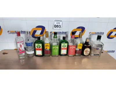 LOTE 063 - 10 GARRAFAS VAZIAS PARA DECORAÇÃO. (NO ESTADO) ATENÇÃO! FAZER A VISITAÇÃO ANTES DE ARREMATAR, NÃO SABEMOS SE FUNCIONA. LEILÃO NÃO TEM GARANTIA E NEM DEVOLUÇÃO, SUJEITO A POSSÍVEIS AVARIAS VISÍVEIS/OCULTAS E/OU AUSÊNCIA DE COMPONENTES.