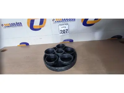 LOTE 207 - 01 PRATO DE PEDRA COM MOLHEIRAS. (NO ESTADO) ATENÇÃO! FAZER A VISITAÇÃO ANTES DE ARREMATAR, NÃO SABEMOS SE FUNCIONA. LEILÃO NÃO TEM GARANTIA E NEM DEVOLUÇÃO, SUJEITO A POSSÍVEIS AVARIAS VISÍVEIS/OCULTAS E/OU AUSÊNCIA DE COMPONENTES.
