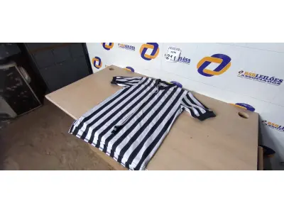 LOTE 211 - 01 CAMISA DE JUIZ PARA DECORAÇÃO. (NO ESTADO) ATENÇÃO! FAZER A VISITAÇÃO ANTES DE ARREMATAR, NÃO SABEMOS SE FUNCIONA. LEILÃO NÃO TEM GARANTIA E NEM DEVOLUÇÃO, SUJEITO A POSSÍVEIS AVARIAS VISÍVEIS/OCULTAS E/OU AUSÊNCIA DE COMPONENTES.
