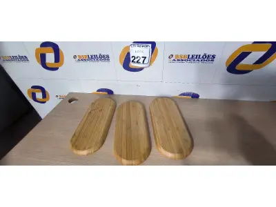 LOTE 227 - 03 BANDEJAS EM MADEIRA. (NO ESTADO) ATENÇÃO! FAZER A VISITAÇÃO ANTES DE ARREMATAR, NÃO SABEMOS SE FUNCIONA. LEILÃO NÃO TEM GARANTIA E NEM DEVOLUÇÃO, SUJEITO A POSSÍVEIS AVARIAS VISÍVEIS/OCULTAS E/OU AUSÊNCIA DE COMPONENTES.