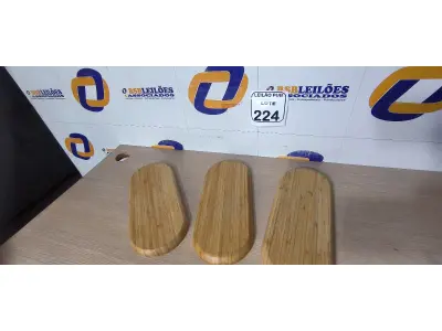 LOTE 224 - 03 BANDEJAS EM MADEIRA. (NO ESTADO) ATENÇÃO! FAZER A VISITAÇÃO ANTES DE ARREMATAR, NÃO SABEMOS SE FUNCIONA. LEILÃO NÃO TEM GARANTIA E NEM DEVOLUÇÃO, SUJEITO A POSSÍVEIS AVARIAS VISÍVEIS/OCULTAS E/OU AUSÊNCIA DE COMPONENTES.