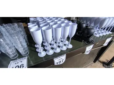 LOTE 107 - 30 TACAS EM PLÁSTICO PARA CHAMPANHEIRA COR BRANCA. (NO ESTADO) ATENÇÃO! FAZER A VISITAÇÃO ANTES DE ARREMATAR, NÃO SABEMOS SE FUNCIONA. LEILÃO NÃO TEM GARANTIA E NEM DEVOLUÇÃO, SUJEITO A POSSÍVEIS AVARIAS VISÍVEIS/OCULTAS E/OU AUSÊNCIA DE COMPONENTES.