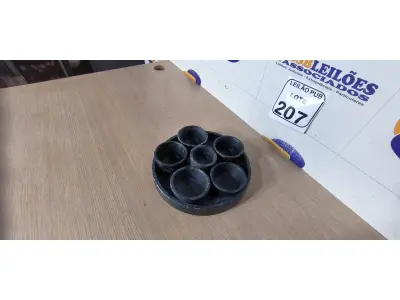 LOTE 207 - 01 PRATO DE PEDRA COM MOLHEIRAS. (NO ESTADO) ATENÇÃO! FAZER A VISITAÇÃO ANTES DE ARREMATAR, NÃO SABEMOS SE FUNCIONA. LEILÃO NÃO TEM GARANTIA E NEM DEVOLUÇÃO, SUJEITO A POSSÍVEIS AVARIAS VISÍVEIS/OCULTAS E/OU AUSÊNCIA DE COMPONENTES.