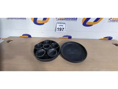 LOTE 197 - 01 CAÇAROLA DE PEDRA COM MOLHEIRAS E 01 PRATO DE PEDRA. (NO ESTADO) ATENÇÃO! FAZER A VISITAÇÃO ANTES DE ARREMATAR, NÃO SABEMOS SE FUNCIONA. LEILÃO NÃO TEM GARANTIA E NEM DEVOLUÇÃO, SUJEITO A POSSÍVEIS AVARIAS VISÍVEIS/OCULTAS E/OU AUSÊNCIA DE COMPONENTES.