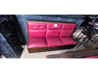 LOTE 164 - 01 SOFÁ PARA LANCHONETE 03 LUGARES. (NO ESTADO) ATENÇÃO! FAZER A VISITAÇÃO ANTES DE ARREMATAR, NÃO SABEMOS SE FUNCIONA. LEILÃO NÃO TEM GARANTIA E NEM DEVOLUÇÃO, SUJEITO A POSSÍVEIS AVARIAS VISÍVEIS/OCULTAS E/OU AUSÊNCIA DE COMPONENTES.