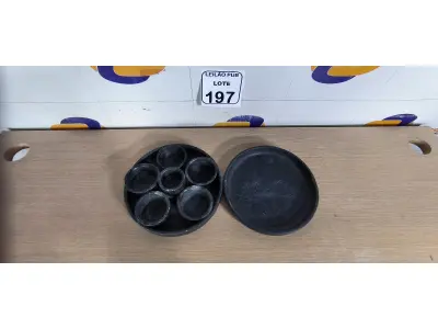 LOTE 197 - 01 CAÇAROLA DE PEDRA COM MOLHEIRAS E 01 PRATO DE PEDRA. (NO ESTADO) ATENÇÃO! FAZER A VISITAÇÃO ANTES DE ARREMATAR, NÃO SABEMOS SE FUNCIONA. LEILÃO NÃO TEM GARANTIA E NEM DEVOLUÇÃO, SUJEITO A POSSÍVEIS AVARIAS VISÍVEIS/OCULTAS E/OU AUSÊNCIA DE COMPONENTES.