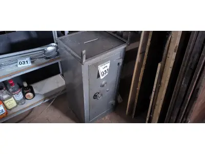 LOTE 033 - 01 COFRE COM BOCA DE LOBO E COM SENHA . (NO ESTADO) ATENÇÃO! FAZER A VISITAÇÃO ANTES DE ARREMATAR, NÃO SABEMOS SE FUNCIONA. LEILÃO NÃO TEM GARANTIA E NEM DEVOLUÇÃO, SUJEITO A POSSÍVEIS AVARIAS VISÍVEIS/OCULTAS E/OU AUSÊNCIA DE COMPONENTES.