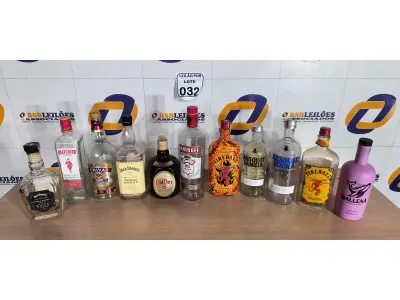 LOTE 032 - 12 GARRAFAS DIVERSAS PARA ENFEITE. (NO ESTADO) ATENÇÃO! FAZER A VISITAÇÃO ANTES DE ARREMATAR, NÃO SABEMOS SE FUNCIONA. LEILÃO NÃO TEM GARANTIA E NEM DEVOLUÇÃO, SUJEITO A POSSÍVEIS AVARIAS VISÍVEIS/OCULTAS E/OU AUSÊNCIA DE COMPONENTES.
