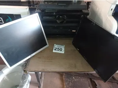 LOTE 250 - 09 MONITORES LCD MARCAS E MODELOS DIVERSOS P/RETIRADA DE PEÇAS. (NO ESTADO) ATENÇÃO! FAZER A VISITAÇÃO ANTES DE ARREMATAR, NÃO SABEMOS SE FUNCIONA. LEILÃO NÃO TEM GARANTIA E NEM DEVOLUÇÃO, SUJEITO A POSSÍVEIS AVARIAS VISÍVEIS/OCULTAS E/OU AUSÊNCIA DE COMPONENTES.