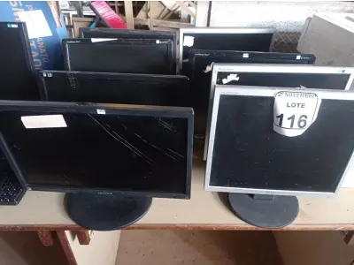 LOTE 116 - 08 MONITORES LCD MARCAS E MODELOS DIVERSOS. (NO ESTADO) ATENÇÃO! FAZER A VISITAÇÃO ANTES DE ARREMATAR, NÃO SABEMOS SE FUNCIONA. LEILÃO NÃO TEM GARANTIA E NEM DEVOLUÇÃO, SUJEITO A POSSÍVEIS AVARIAS VISÍVEIS/OCULTAS E/OU AUSÊNCIA DE COMPONENTES.