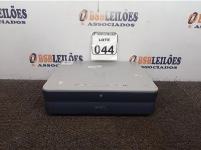 LOTE 044 - 01 PROJETOR MULTIMIDIA MARCA SONY. (NO ESTADO) ATENÇÃO! FAZER A VISITAÇÃO ANTES DE ARREMATAR, NÃO SABEMOS SE FUNCIONA. LEILÃO NÃO TEM GARANTIA E NEM DEVOLUÇÃO, SUJEITO A POSSÍVEIS AVARIAS VISÍVEIS/OCULTAS E/OU AUSÊNCIA DE COMPONENTES.