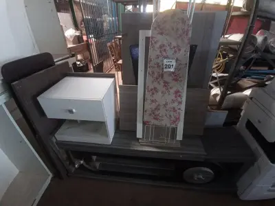 LOTE 201 - 01 RACK, 01 TÁBUA DE PASSAR E PEÇAS P/MÓVEIS DIVERSAS. (NO ESTADO) ATENÇÃO! FAZER A VISITAÇÃO ANTES DE ARREMATAR, NÃO SABEMOS SE FUNCIONA. LEILÃO NÃO TEM GARANTIA E NEM DEVOLUÇÃO, SUJEITO A POSSÍVEIS AVARIAS VISÍVEIS/OCULTAS E/OU AUSÊNCIA DE COMPONENTES.