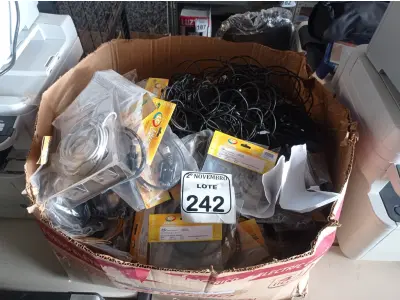 LOTE 242 - 01 CAIXA C/GRANDE QUANTIDADE DE CABOS E FONTES. (NO ESTADO) ATENÇÃO! FAZER A VISITAÇÃO ANTES DE ARREMATAR, NÃO SABEMOS SE FUNCIONA. LEILÃO NÃO TEM GARANTIA E NEM DEVOLUÇÃO, SUJEITO A POSSÍVEIS AVARIAS VISÍVEIS/OCULTAS E/OU AUSÊNCIA DE COMPONENTES.