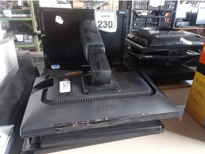 LOTE 230 - 09 MONITORES LCD MARCAS E MODELOS DIVERSOS. (NO ESTADO) ATENÇÃO! FAZER A VISITAÇÃO ANTES DE ARREMATAR, NÃO SABEMOS SE FUNCIONA. LEILÃO NÃO TEM GARANTIA E NEM DEVOLUÇÃO, SUJEITO A POSSÍVEIS AVARIAS VISÍVEIS/OCULTAS E/OU AUSÊNCIA DE COMPONENTES.
