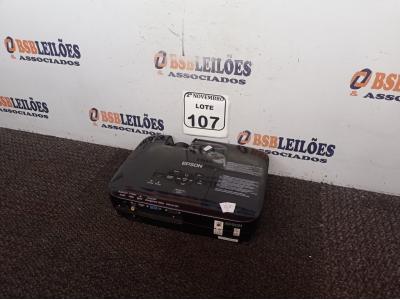 LOTE 107 - 01 PROJETOR MULTIMIDIA MARCA EPSON. (NO ESTADO) ATENÇÃO! FAZER A VISITAÇÃO ANTES DE ARREMATAR, NÃO SABEMOS SE FUNCIONA. LEILÃO NÃO TEM GARANTIA E NEM DEVOLUÇÃO, SUJEITO A POSSÍVEIS AVARIAS VISÍVEIS/OCULTAS E/OU AUSÊNCIA DE COMPONENTES.