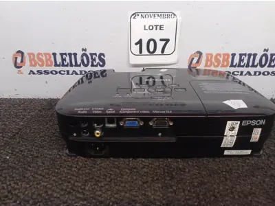 LOTE 107 - 01 PROJETOR MULTIMIDIA MARCA EPSON. (NO ESTADO) ATENÇÃO! FAZER A VISITAÇÃO ANTES DE ARREMATAR, NÃO SABEMOS SE FUNCIONA. LEILÃO NÃO TEM GARANTIA E NEM DEVOLUÇÃO, SUJEITO A POSSÍVEIS AVARIAS VISÍVEIS/OCULTAS E/OU AUSÊNCIA DE COMPONENTES.