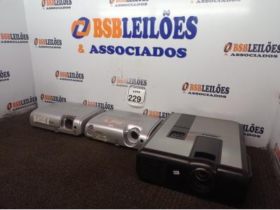 LOTE 229 - 03 PROJETORES MARCAS E MODELOS DIVERSOS P/RETIRADA DE PEÇAS. (NO ESTADO) ATENÇÃO! FAZER A VISITAÇÃO ANTES DE ARREMATAR, NÃO SABEMOS SE FUNCIONA. LEILÃO NÃO TEM GARANTIA E NEM DEVOLUÇÃO, SUJEITO A POSSÍVEIS AVARIAS VISÍVEIS/OCULTAS E/OU AUSÊNCIA DE COMPONENTES.