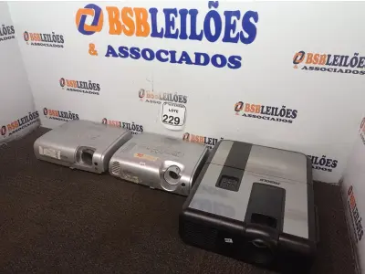 LOTE 229 - 03 PROJETORES MARCAS E MODELOS DIVERSOS P/RETIRADA DE PEÇAS. (NO ESTADO) ATENÇÃO! FAZER A VISITAÇÃO ANTES DE ARREMATAR, NÃO SABEMOS SE FUNCIONA. LEILÃO NÃO TEM GARANTIA E NEM DEVOLUÇÃO, SUJEITO A POSSÍVEIS AVARIAS VISÍVEIS/OCULTAS E/OU AUSÊNCIA DE COMPONENTES.